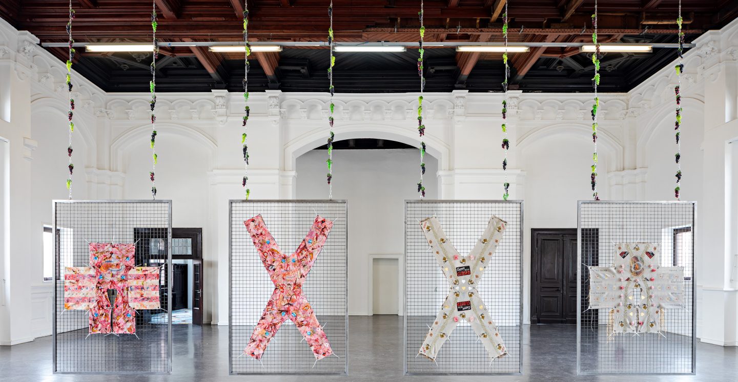 Ausstellung von Elif Sydam (Kataloge für junge Künstler 2020) // Elif Saydam, …schläft sich durch, 2021, Ausstellungsansicht Kunstverein Harburger Bahnhof, Foto: Fred Dott