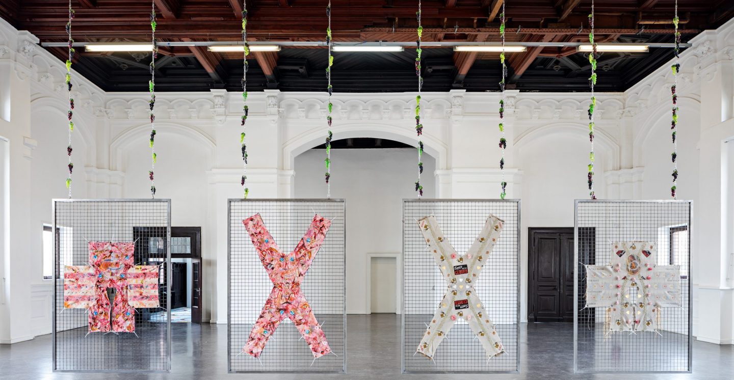 Ausstellung von Elif Sydam (Kataloge für junge Künstler 2020) // Elif Saydam, …schläft sich durch, 2021, Ausstellungsansicht Kunstverein Harburger Bahnhof, Foto: Fred Dott