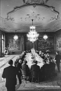 Festtafel im Gartensaal anlässlich der Senatssitzung der Max-Planck-Gesellschaft in der Villa Hügel, 14.12.1965 © Historisches Archiv Krupp