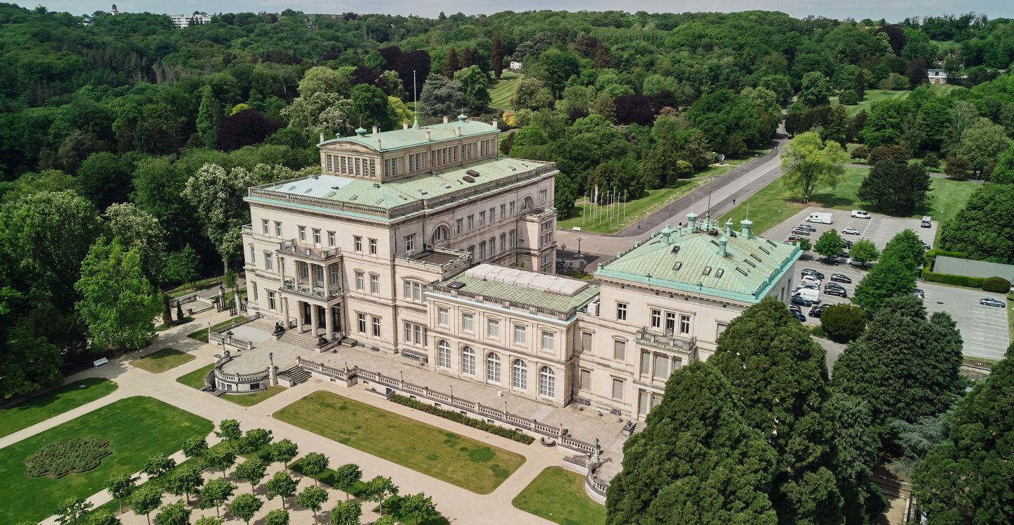 Villa Hügel und oberer Terrassengarten von Südosten, 2022 © Krupp-Stiftung/Foto: Peter Gwiazda
