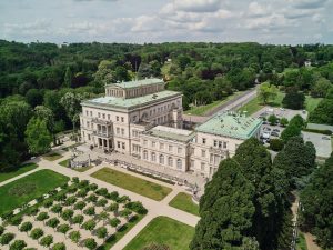 Villa Hügel und oberer Terrassengarten von Südosten, 2022 © Krupp-Stiftung/Foto: Peter Gwiazda