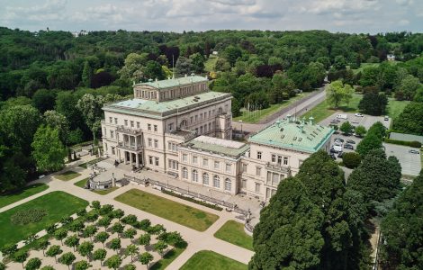 Villa Hügel und oberer Terrassengarten von Südosten, 2022 © Krupp-Stiftung/Foto: Peter Gwiazda