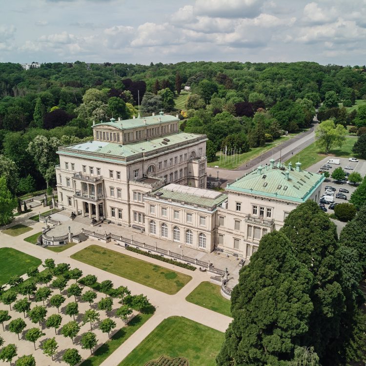 Villa Hügel und oberer Terrassengarten von Südosten, 2022 © Krupp-Stiftung/Foto: Peter Gwiazda