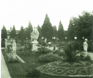 Hermen und Skulpturen von Max Dennert im oberen Terrassengarten der Villa Hügel, um 1900 © Historisches Archiv Krupp