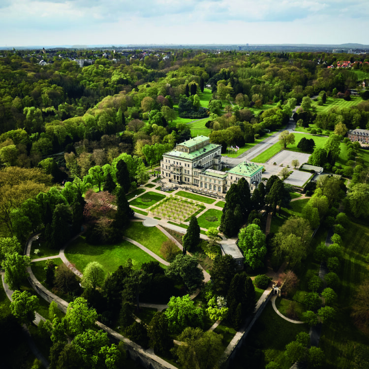 Luftaufnahme des Hügelparks mit Villa Hügel Südseite