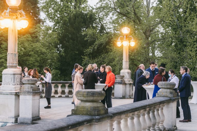 Eindrücke aus dem SZ Kultursalon, April 2022: Ausklang auf der Südterrasse