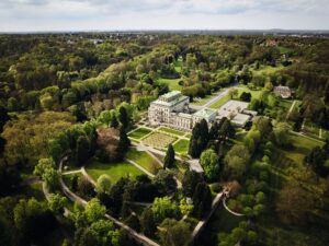 Luftaufnahme des Hügelparks mit Villa Hügel Südseite