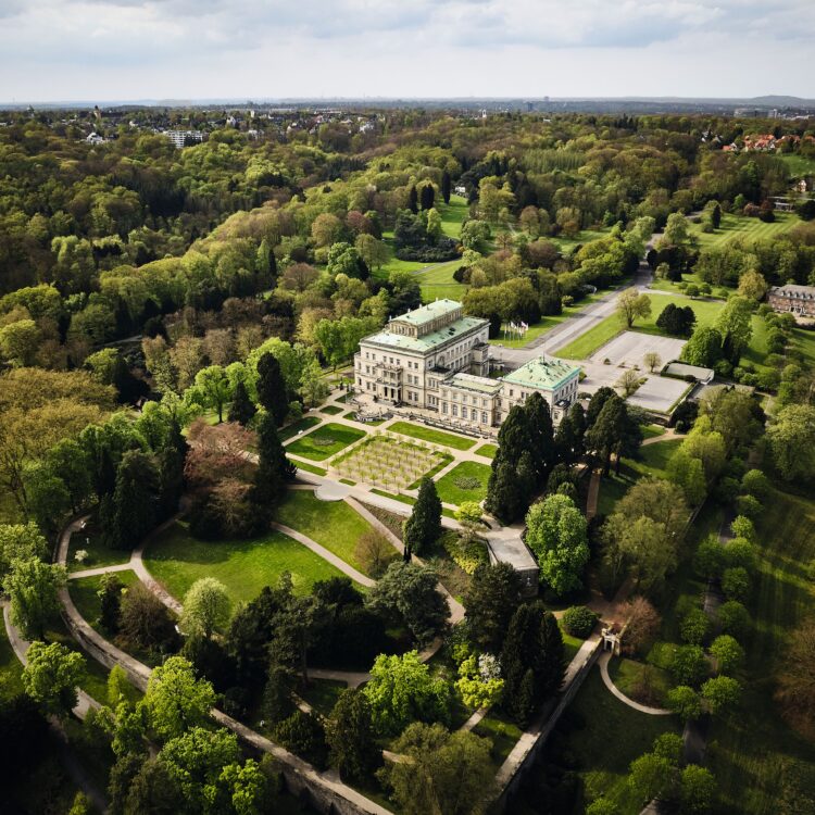 Luftaufnahme des Hügelparks mit Villa Hügel Südseite