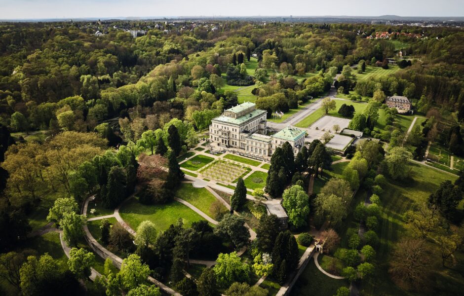 Luftaufnahme des Hügelparks mit Villa Hügel Südseite