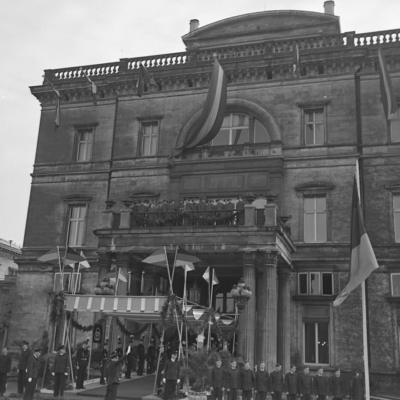 Empfangskomitee und Baldachin für den Kaiser vor der Villa Hügel