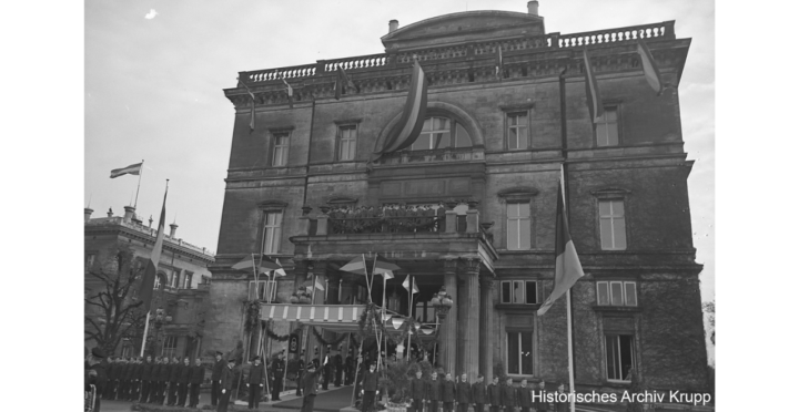Empfangskomitee und Baldachin für den Kaiser vor der Villa Hügel
