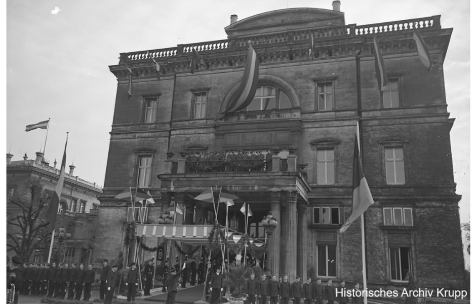 Empfangskomitee und Baldachin für den Kaiser vor der Villa Hügel