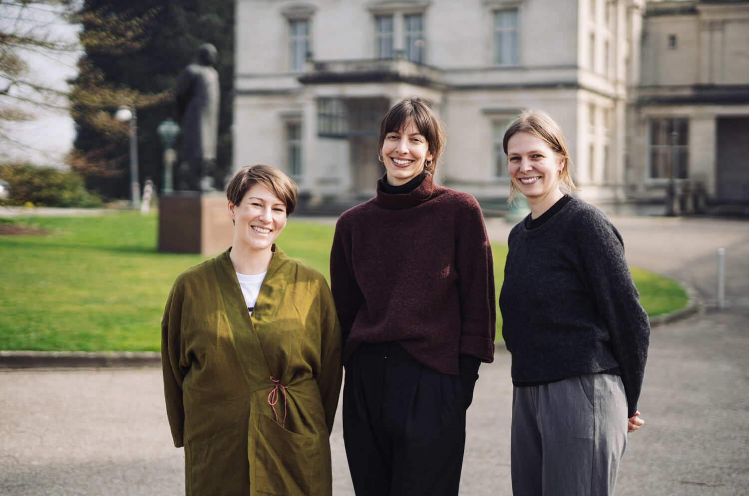 Die Stipendiat*innen des Programms " Museumskurator*innen für Fotografie" vor der Villa Hügel, v.l.n.r. Dortje Fink, Esra Klein und Noa Lohrmann