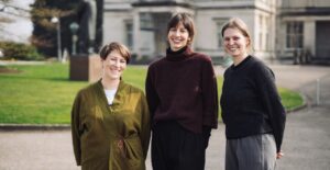 Die Stipendiat*innen des Programms " Museumskurator*innen für Fotografie" vor der Villa Hügel, v.l.n.r. Dortje Fink, Esra Klein und Noa Lohrmann