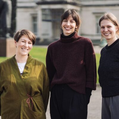Die Stipendiat*innen des Programms " Museumskurator*innen für Fotografie" vor der Villa Hügel, v.l.n.r. Dortje Fink, Esra Klein und Noa Lohrmann