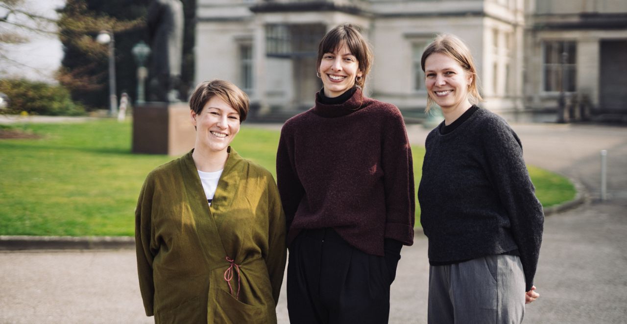 Die Stipendiat*innen des Programms " Museumskurator*innen für Fotografie" vor der Villa Hügel, v.l.n.r. Dortje Fink, Esra Klein und Noa Lohrmann