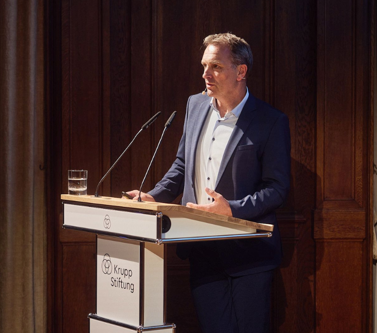 Jens Spanjer steht am Rednerpult