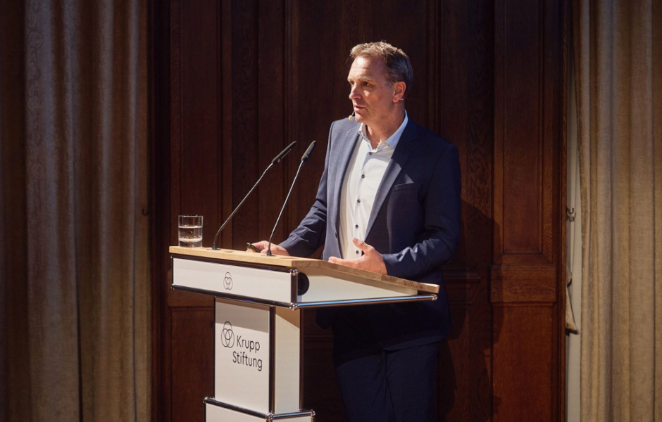 Jens Spanjer steht am Rednerpult