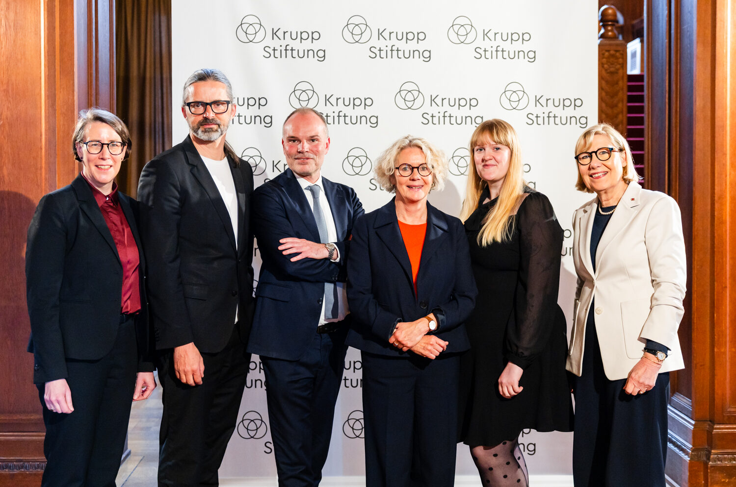 Dr. Michaela Muylkens, Volker Troche, Prof. Peter Gorschlüter, Regina Selter, Sarah Bockting, Prof. Dr. Dr. h.c. Ursula Gather stehen vor der Pressewand in der Villa Hügel