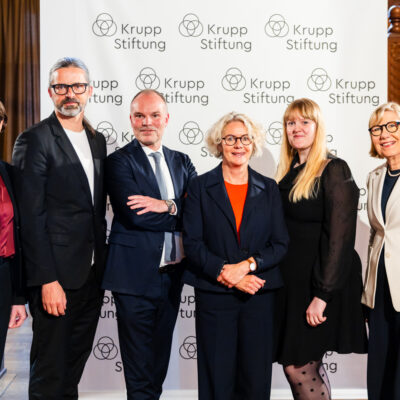 Dr. Michaela Muylkens, Volker Troche, Prof. Peter Gorschlüter, Regina Selter, Sarah Bockting, Prof. Dr. Dr. h.c. Ursula Gather stehen vor der Pressewand in der Villa Hügel