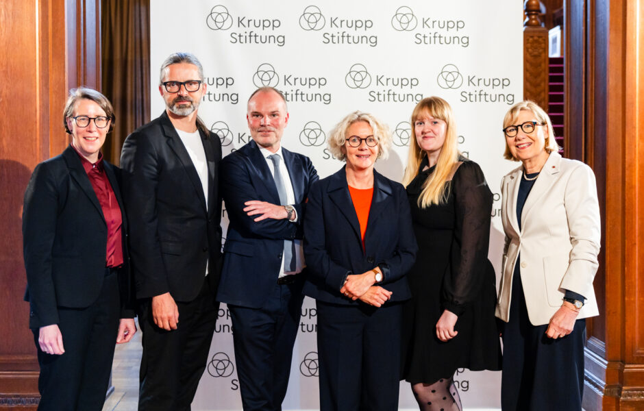 Dr. Michaela Muylkens, Volker Troche, Prof. Peter Gorschlüter, Regina Selter, Sarah Bockting, Prof. Dr. Dr. h.c. Ursula Gather stehen vor der Pressewand in der Villa Hügel
