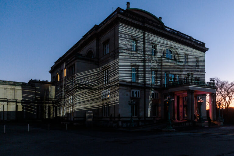 Die Villa Hügel am Abend mit Projektion