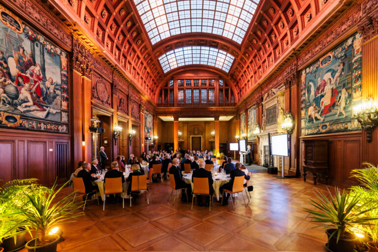 Die Gäste der Alfried Krupp-Förderpreis Verleihung sitzen an Tischen in der Oberen Halle der Villa Hügel