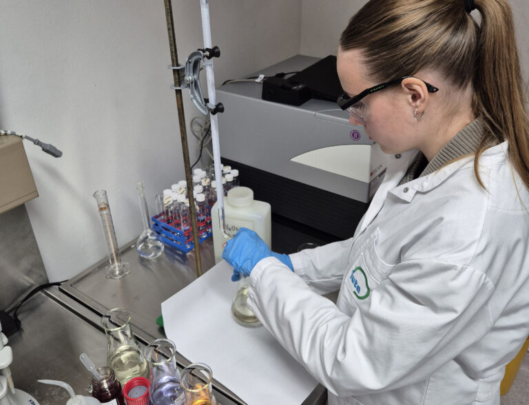 Eine Chemilaborantin bei der Titration (quantitative Analysemethode)