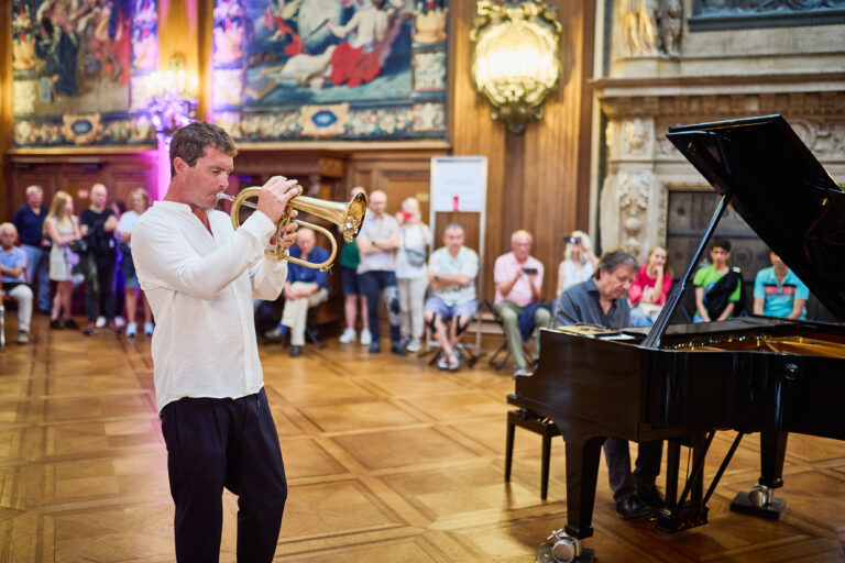 Ryan Carniaux an der Trompete und Martin Sasse am Klavier in der Oberen Halle bei der Hügel Nacht 2024