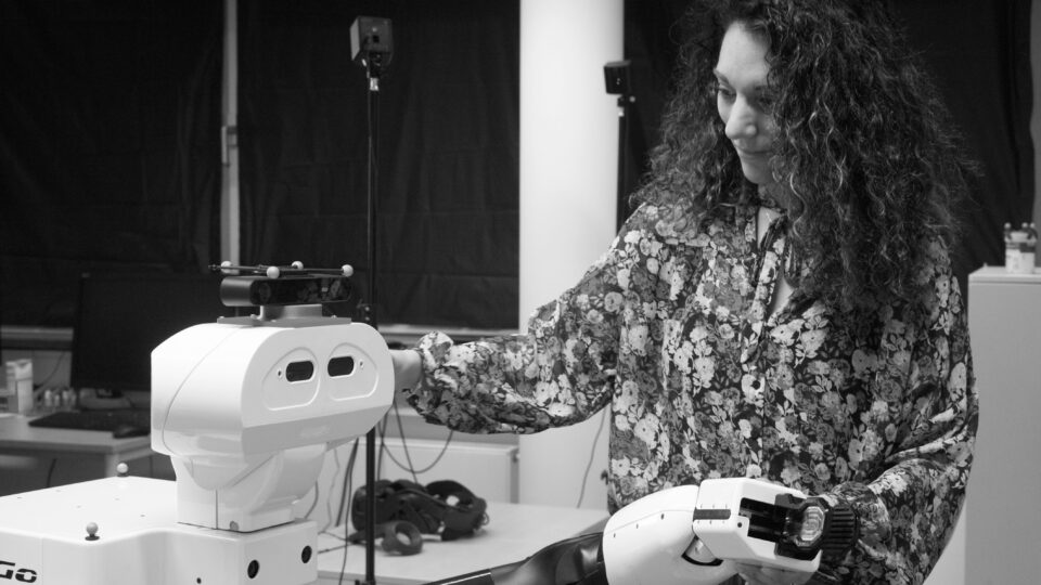 Prof. Dr. Georgia Chalvatzaki steht neben dem Roboter TIAGo.