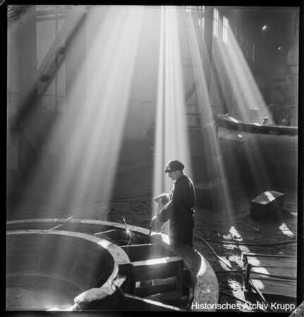 Ein Arbeiter steht im Werk Weitmar bei der Arbeit.