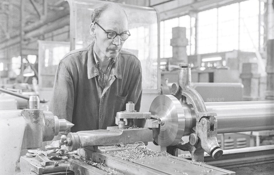 Arbeiter in der Mechanischen Werkstatt.