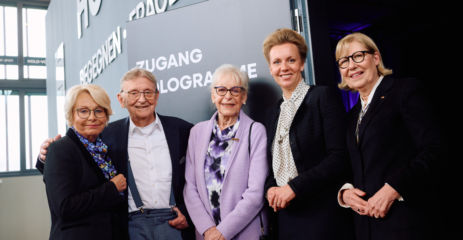 Fünf Personen, die nebeneinander stehen.