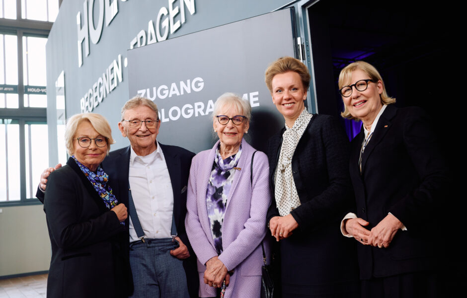 Fünf Personen, die nebeneinander stehen.