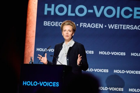 Eine Person, die eine Rede hält.