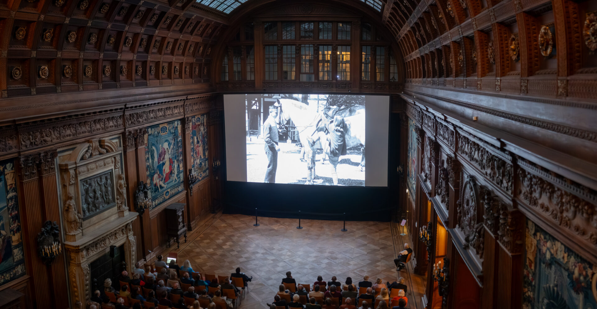 Menschen die einen Film sehen.