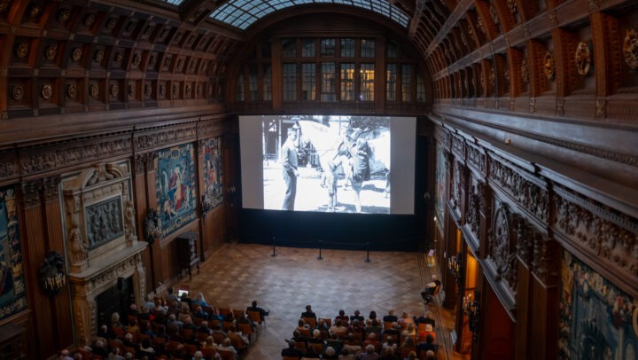 Menschen die einen Film sehen.