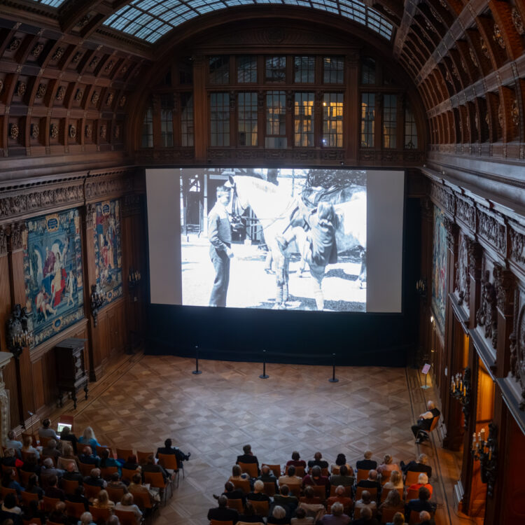 Menschen die einen Film sehen.