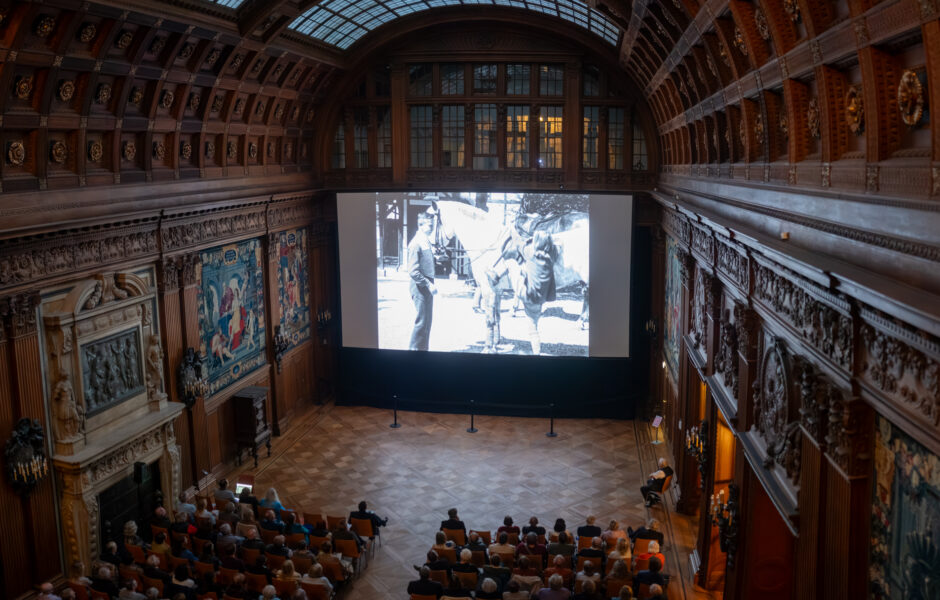Menschen die einen Film sehen.