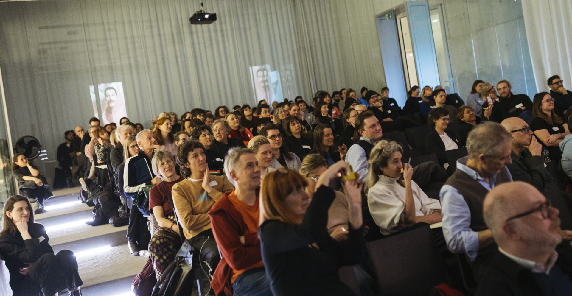Menschen die einem Vortrag zuhören.