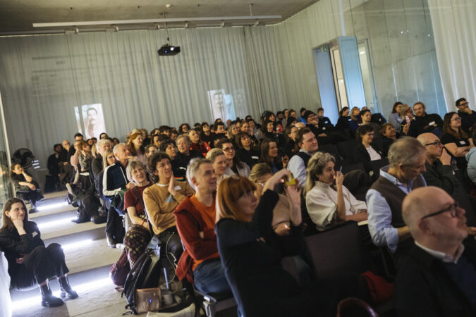 Menschen die einem Vortrag zuhören.