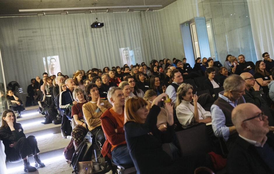 Menschen die einem Vortrag zuhören.