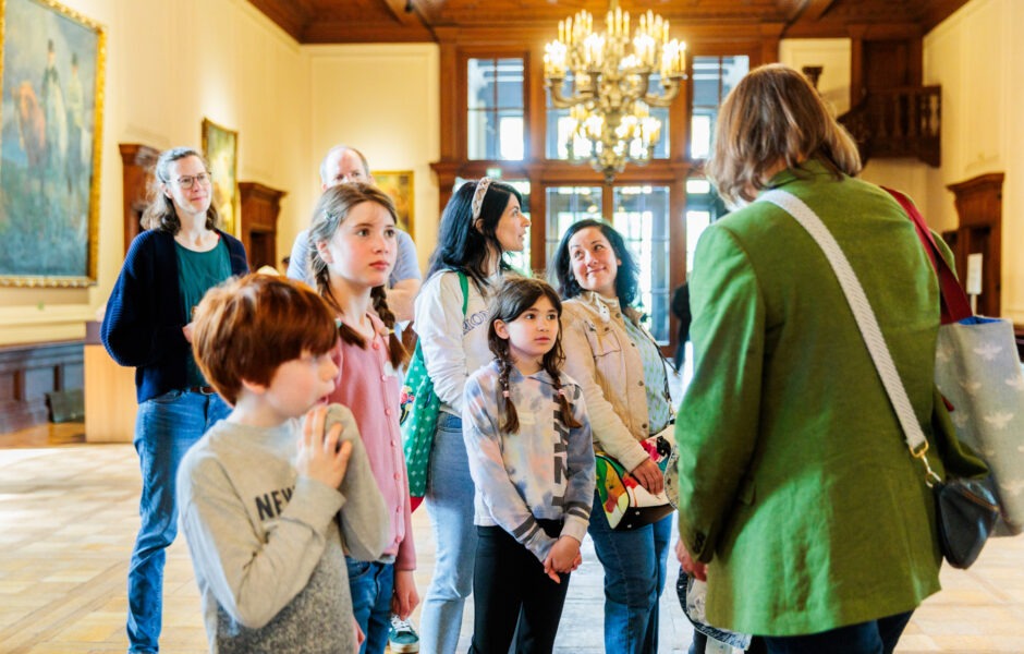 Kinder und Erwachsene, die interessiert zuhören.