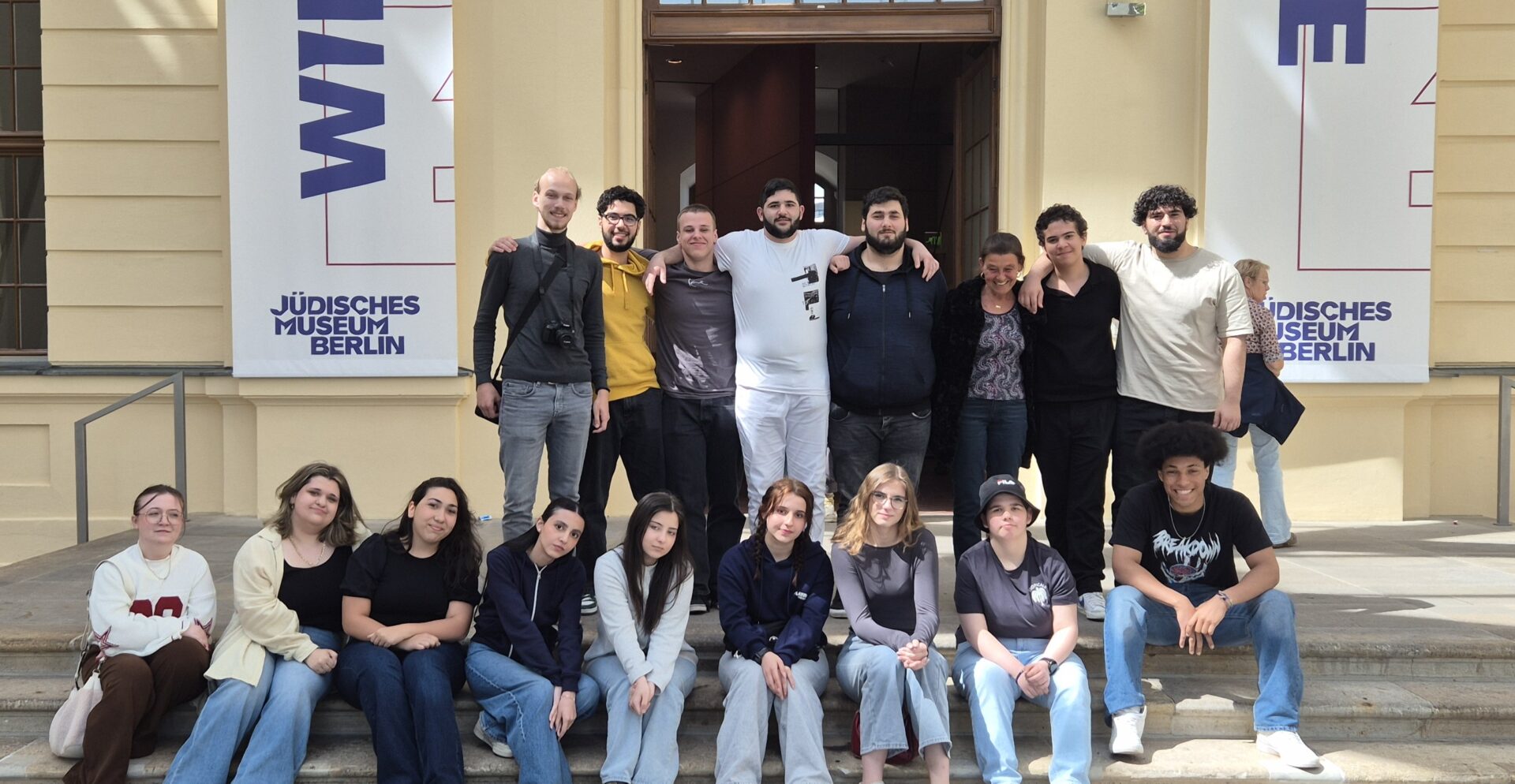 Eine Schulklasse vor dem jüdischen Museum in Berlin.