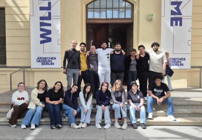 Eine Schulklasse vor dem jüdischen Museum in Berlin.