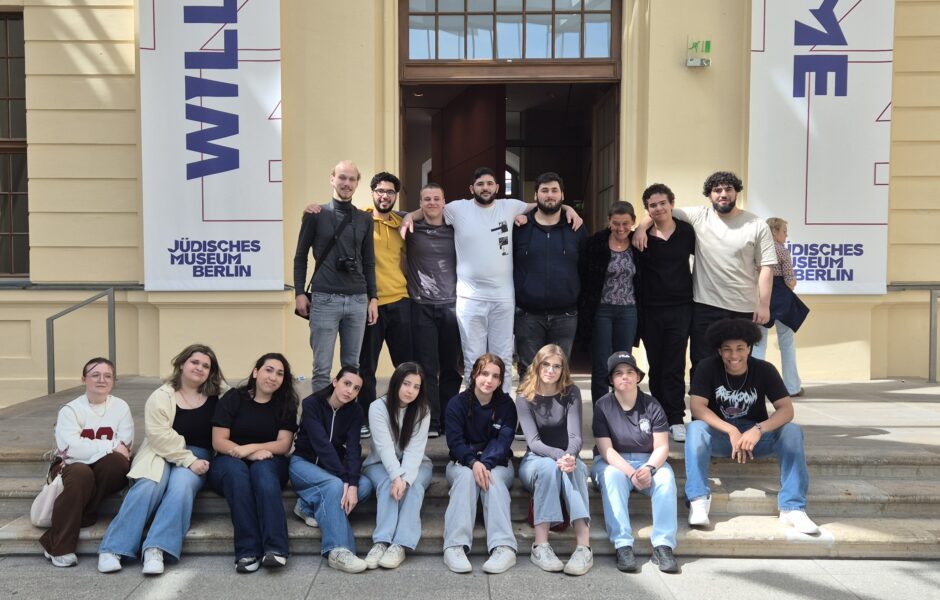 Eine Schulklasse vor dem jüdischen Museum in Berlin.