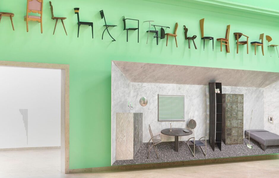 Eine Wandinstallation der Künstlerin Henrike Naumann bestehend aus Stühlen sowie einer Installation eines Zimmers, im deutschen Pavillon der Venedig Biennale 2026.