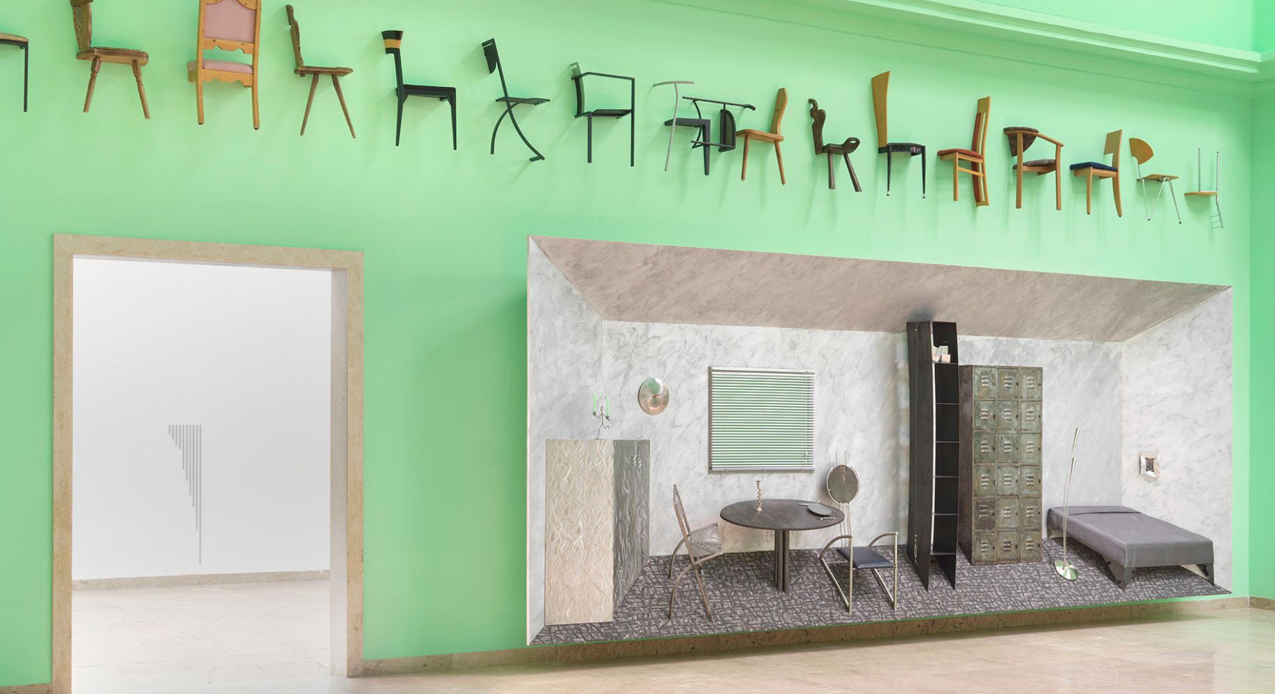 Eine Wandinstallation der Künstlerin Henrike Naumann bestehend aus Stühlen sowie einer Installation eines Zimmers, im deutschen Pavillon der Venedig Biennale 2026.