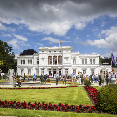 Die Villa Hammerschmidt in Bonn mit vielen Menschen davor.