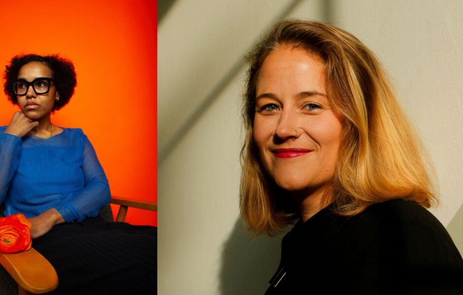 Zwei Fotografien nebeneinander: Links ein Portrait von Esther Heller, die auf einem Stuhl sitzt vor einem roten Hintergrund. Rechts ein Portrait von Evelyn Kreutzer die über ihre Schulte in die Kamera blickt, vor einem hellen Hintergrund.